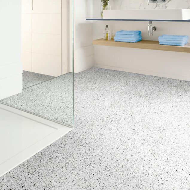 Kiri - Savino Dryback bathroom room shot